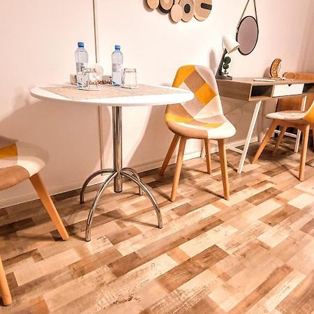 The Yellow King - Luxurious Apartment Bucarest Esterno foto