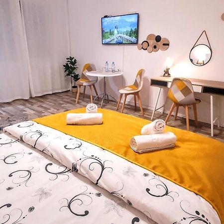 The Yellow King - Luxurious Apartment Bucarest Esterno foto
