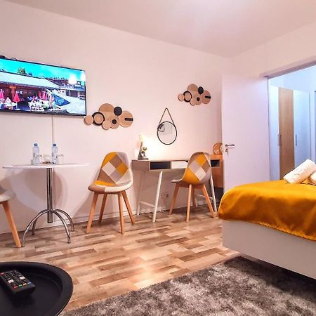 The Yellow King - Luxurious Apartment Bucarest Esterno foto